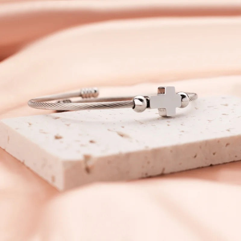 Lady’s New Wire Cross Bracelet