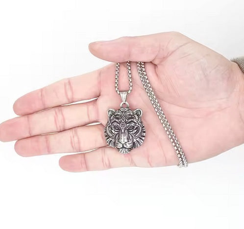 Silver Tiger Head Neckace With Nice 18 Inch Box Chain