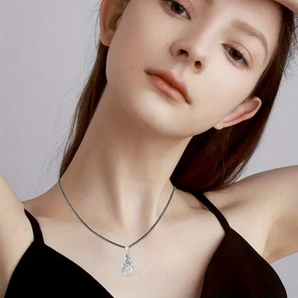 Stylish Wolf Claw Pendant Necklace/Choker With Leather Chain